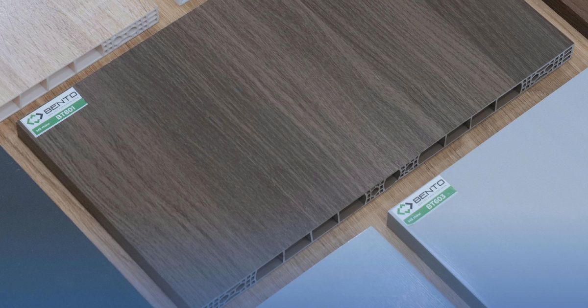 So sánh độ bền màu và khả năng ổn định màu của BENTO với các dòng nhựa phổ biến.