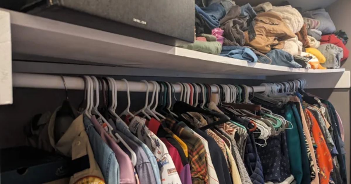 Thử nghiệm thực tế khả năng chịu lực của tấm nhựa BENTO trong điều kiện thi công nội thất.