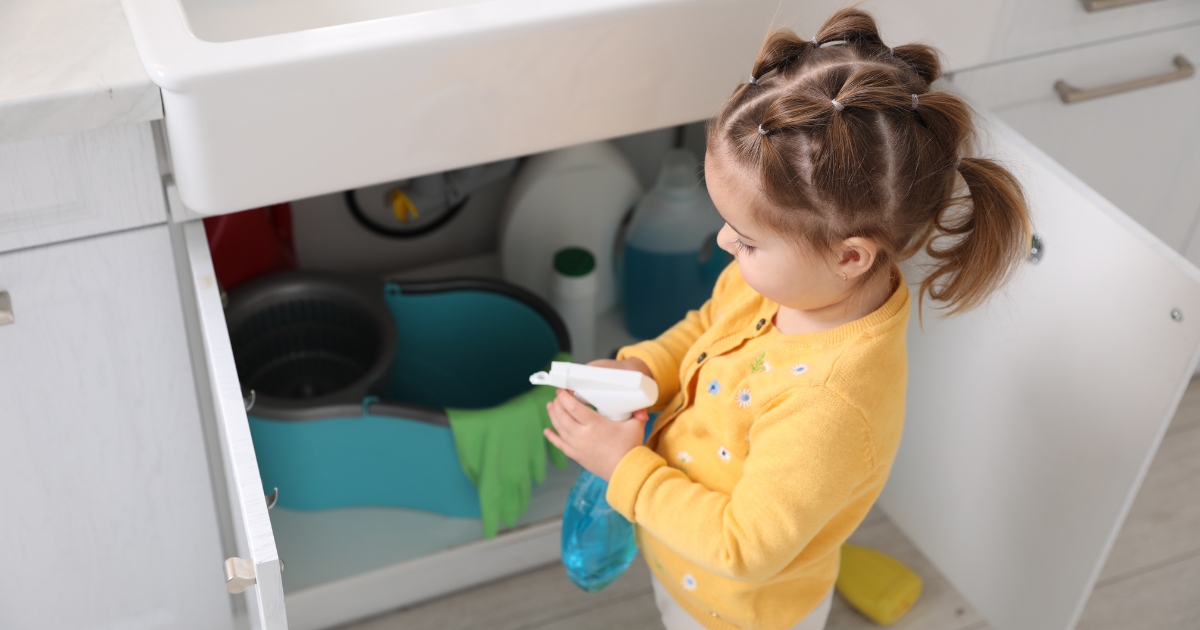 Đánh giá mức độ an toàn của nhựa nội thất với sức khỏe, phân tích thành phần, khả năng gây mùi và tác động lâu dài.