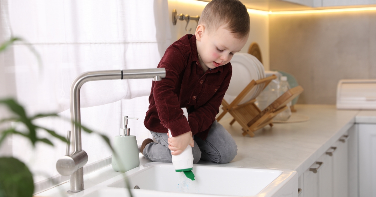 Đánh giá mức độ an toàn của nhựa nội thất với sức khỏe, phân tích thành phần, khả năng gây mùi và tác động lâu dài.